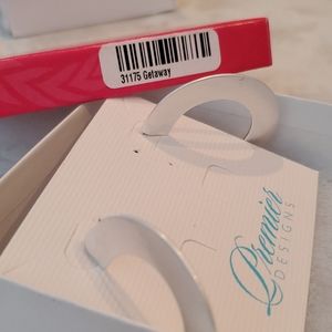 Getaway hoop earrings 1 1/2"